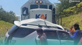 Kereta Ijen Express saat menabrak Mobil Toyota Fortuner (Foto: Kiriman warga setempat). 