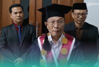 Pelaksana Tugas (Plt.) Rektor Universitas Islam Negeri Kiai Haji Achmad Siddiq (UIN KHAS) Jember, Prof. Dr. Phil. Sahiron (tengah) (Foto: Syakur). 