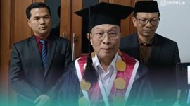 Pelaksana Tugas (Plt.) Rektor Universitas Islam Negeri Kiai Haji Achmad Siddiq (UIN KHAS) Jember, Prof. Dr. Phil. Sahiron (tengah) (Foto: Syakur). 