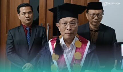 Pelaksana Tugas (Plt.) Rektor Universitas Islam Negeri Kiai Haji Achmad Siddiq (UIN KHAS) Jember, Prof. Dr. Phil. Sahiron (tengah) (Foto: Syakur).