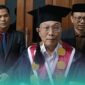 Pelaksana Tugas (Plt.) Rektor Universitas Islam Negeri Kiai Haji Achmad Siddiq (UIN KHAS) Jember, Prof. Dr. Phil. Sahiron (tengah) (Foto: Syakur). 