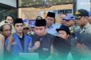 Bupati Jember,  Muhammad Fawait, (baju hitam) saat sedang membacakan surat pakta integritas persetujuan penyelesaian konflik rencana pembangunan Batalyon Teritorial Pembangunan (Yon TP). (Foto: Fadli/Frensia). 