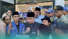 Bupati Jember,  Muhammad Fawait, (baju hitam) saat sedang membacakan surat pakta integritas persetujuan penyelesaian konflik rencana pembangunan Batalyon Teritorial Pembangunan (Yon TP). (Foto: Fadli/Frensia). 