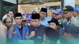 Bupati Jember,  Muhammad Fawait, (baju hitam) saat sedang membacakan surat pakta integritas persetujuan penyelesaian konflik rencana pembangunan Batalyon Teritorial Pembangunan (Yon TP). (Foto: Fadli/Frensia). 