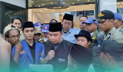 Bupati Jember, Muhammad Fawait, (baju hitam) saat sedang membacakan surat pakta integritas persetujuan penyelesaian konflik rencana pembangunan Batalyon Teritorial Pembangunan (Yon TP). (Foto: Fadli/Frensia).