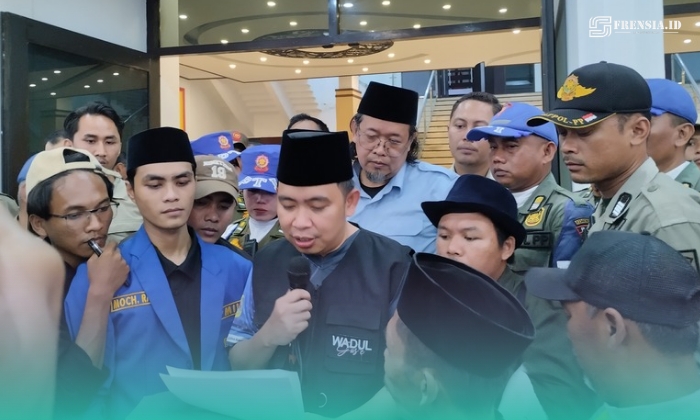 Bupati Jember,  Muhammad Fawait, (baju hitam) saat sedang membacakan surat pakta integritas persetujuan penyelesaian konflik rencana pembangunan Batalyon Teritorial Pembangunan (Yon TP). (Foto: Fadli/Frensia). 