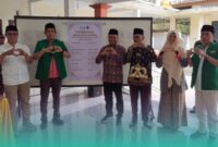 Pimpinan Cabang (PC) Gerakan Pemuda (GP) Ansor Kencong, bersama narasumber saat meluncurkan Kampung Moderasi Beragama (KMB), di Desa Sukoreno, Kecamatan Umbulsari, Jember. (Foto: Ansor Kencong). 