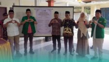 Pimpinan Cabang (PC) Gerakan Pemuda (GP) Ansor Kencong, bersama narasumber saat meluncurkan Kampung Moderasi Beragama (KMB), di Desa Sukoreno, Kecamatan Umbulsari, Jember. (Foto: Ansor Kencong). 