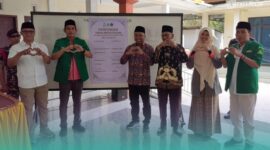 Pimpinan Cabang (PC) Gerakan Pemuda (GP) Ansor Kencong, bersama narasumber saat meluncurkan Kampung Moderasi Beragama (KMB), di Desa Sukoreno, Kecamatan Umbulsari, Jember. (Foto: Ansor Kencong). 