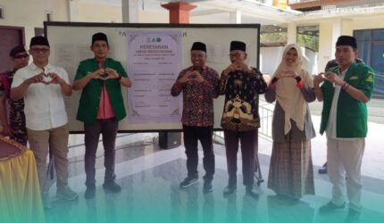 Pimpinan Cabang (PC) Gerakan Pemuda (GP) Ansor Kencong, bersama narasumber saat meluncurkan Kampung Moderasi Beragama (KMB), di Desa Sukoreno, Kecamatan Umbulsari, Jember. (Foto: Ansor Kencong).
