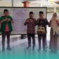 Pimpinan Cabang (PC) Gerakan Pemuda (GP) Ansor Kencong, bersama narasumber saat meluncurkan Kampung Moderasi Beragama (KMB), di Desa Sukoreno, Kecamatan Umbulsari, Jember. (Foto: Ansor Kencong). 