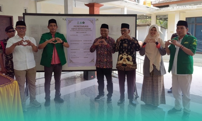 Pimpinan Cabang (PC) Gerakan Pemuda (GP) Ansor Kencong, bersama narasumber saat meluncurkan Kampung Moderasi Beragama (KMB), di Desa Sukoreno, Kecamatan Umbulsari, Jember. (Foto: Ansor Kencong). 