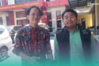 Direktur Bidang Kajian Riset dan Advokasi LKBHMI Cabang Jember, Ahmad Fauzan Bakri (kanan), bersama kliennya (Foto: Istimewa). 