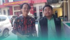 Direktur Bidang Kajian Riset dan Advokasi LKBHMI Cabang Jember, Ahmad Fauzan Bakri (kanan), bersama kliennya (Foto: Istimewa). 