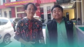 Direktur Bidang Kajian Riset dan Advokasi LKBHMI Cabang Jember, Ahmad Fauzan Bakri (kanan), bersama kliennya (Foto: Istimewa). 