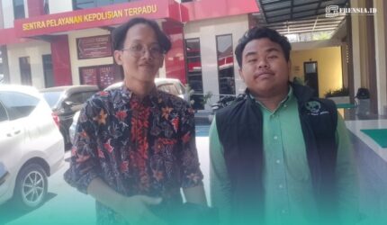 Direktur Bidang Kajian Riset dan Advokasi LKBHMI Cabang Jember, Ahmad Fauzan Bakri (kanan), bersama kliennya (Foto: Istimewa).