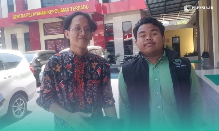 Direktur Bidang Kajian Riset dan Advokasi LKBHMI Cabang Jember, Ahmad Fauzan Bakri (kanan), bersama kliennya (Foto: Istimewa). 