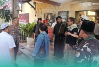 Warga asal Kecamatan Sumberbaru, Jember, bernama Abdullah Arosy alias Kiai Dullah (baju hitam dan bersorban hitam). (Foto: Istimewa). 