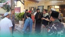 Warga asal Kecamatan Sumberbaru, Jember, bernama Abdullah Arosy alias Kiai Dullah (baju hitam dan bersorban hitam). (Foto: Istimewa). 