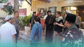 Warga asal Kecamatan Sumberbaru, Jember, bernama Abdullah Arosy alias Kiai Dullah (baju hitam dan bersorban hitam). (Foto: Istimewa). 