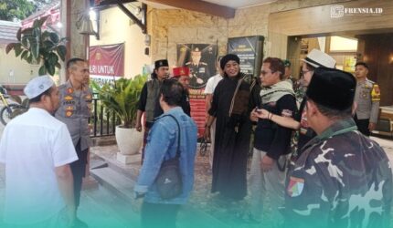 Warga asal Kecamatan Sumberbaru, Jember, bernama Abdullah Arosy alias Kiai Dulla (baju hitam). (Foto: Istimewa).