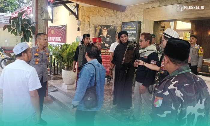 Warga asal Kecamatan Sumberbaru, Jember, bernama Abdullah Arosy alias Kiai Dullah (baju hitam dan bersorban hitam). (Foto: Istimewa). 