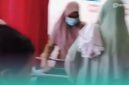 Puluhan siswa Madrasah Ibtidaiyah (MI) di Dusun Jatiagung, Desa/Kecamatan Gumukmas, Kabupaten Jember, saat dilarikan ke puskesmas setempat, setelah diduga keracunan Makan Bergizi Gratis (Foto: Tangkapan Layar dari video kiriman warga setempat)..