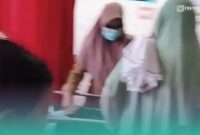 Puluhan siswa Madrasah Ibtidaiyah (MI) di Dusun Jatiagung, Desa/Kecamatan Gumukmas, Kabupaten Jember, saat dilarikan ke puskesmas setempat, setelah diduga keracunan Makan Bergizi Gratis (Foto: Tangkapan Layar dari video kiriman warga setempat)..