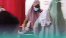 Puluhan siswa Madrasah Ibtidaiyah (MI) di Dusun Jatiagung, Desa/Kecamatan Gumukmas, Kabupaten Jember, saat dilarikan ke puskesmas setempat, setelah diduga keracunan Makan Bergizi Gratis (Foto: Tangkapan Layar dari video kiriman warga setempat)..