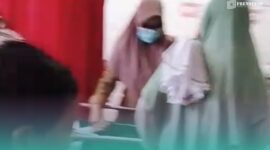 Puluhan siswa Madrasah Ibtidaiyah (MI) di Dusun Jatiagung, Desa/Kecamatan Gumukmas, Kabupaten Jember, saat dilarikan ke puskesmas setempat, setelah diduga keracunan Makan Bergizi Gratis (Foto: Tangkapan Layar dari video kiriman warga setempat)..