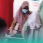 Puluhan siswa Madrasah Ibtidaiyah (MI) di Dusun Jatiagung, Desa/Kecamatan Gumukmas, Kabupaten Jember, saat dilarikan ke puskesmas setempat, setelah diduga keracunan Makan Bergizi Gratis (Foto: Tangkapan Layar dari video kiriman warga setempat)..