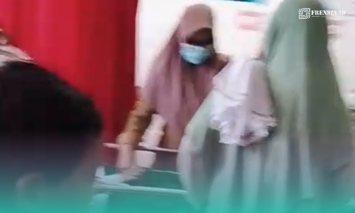 Puluhan siswa Madrasah Ibtidaiyah (MI) di Dusun Jatiagung, Desa/Kecamatan Gumukmas, Kabupaten Jember, saat dilarikan ke puskesmas setempat, setelah diduga keracunan Makan Bergizi Gratis (Foto: Tangkapan Layar dari video kiriman warga setempat)..