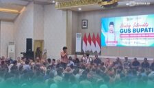Massa aksi saat dialog menyampaikan aspirasi ke Bupati Jember, Muhammad Fawait, di Pendopo Wahyawibawagraha, Kabupaten Jember. (Foto: Istimewa).