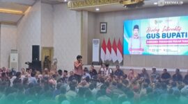 Massa aksi saat dialog menyampaikan aspirasi ke Bupati Jember, Muhammad Fawait, di Pendopo Wahyawibawagraha, Kabupaten Jember. (Foto: Istimewa).
