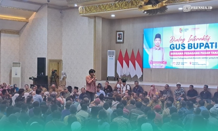 Massa aksi saat dialog menyampaikan aspirasi ke Bupati Jember, Muhammad Fawait, di Pendopo Wahyawibawagraha, Kabupaten Jember. (Foto: Istimewa).