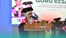 Wakil Dekan 1 Fakultas Syariah UIN KHAS Jember, sekaligus Guru Besar dalam Bidang Ilmu Hukum Keluarga Islam UIN KHAS Jember, Prof Busriyanti. (Foto: Humas UIN KHAS Jember). 
