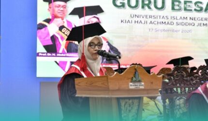 Wakil Dekan 1 Fakultas Syariah UIN KHAS Jember, sekaligus Guru Besar dalam Bidang Ilmu Hukum Keluarga Islam UIN KHAS Jember, Prof Busriyanti. (Foto: Humas UIN KHAS Jember).