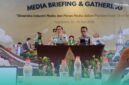 Kepala OJK Jember, Aris Budiman (kiri), saat acara Media Briefing and Gathering, di Yogyakarta. (Foto: Fadli/Frensia). 