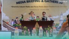 Kepala OJK Jember, Aris Budiman (kiri), saat acara Media Briefing and Gathering, di Yogyakarta. (Foto: Fadli/Frensia). 