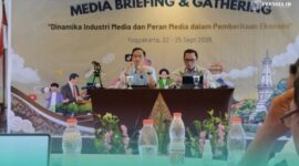 Kepala OJK Jember, Aris Budiman (kiri), saat acara Media Briefing and Gathering, di Yogyakarta. (Foto: Fadli/Frensia). 