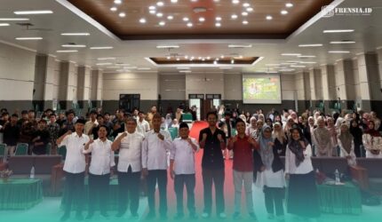 Pimpinan Fakultas Dakwah UIN Kiai Haji Achmad Siddiq (UIN KHAS) Jember, bersama peserta pelatihan bakat dan minat di Gedung Kuliah Terpadu (GKT). (Foto: media center fada UIN KHAS Jember).