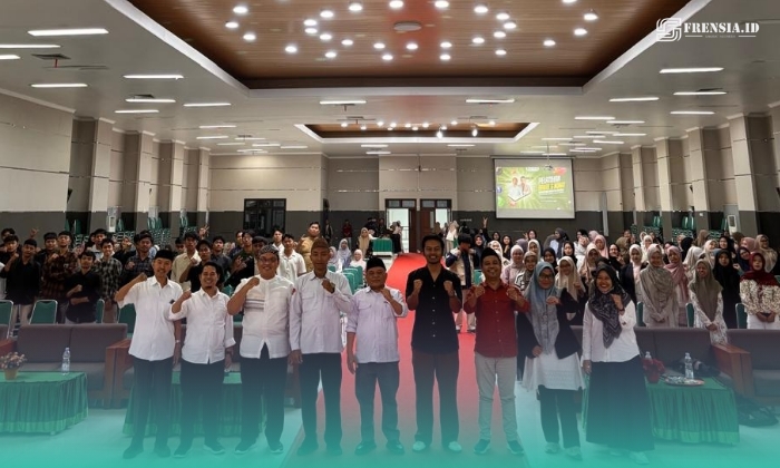 Pimpinan Fakultas Dakwah UIN Kiai Haji Achmad Siddiq (UIN KHAS) Jember, bersama peserta pelatihan bakat dan minat di Gedung Kuliah Terpadu (GKT). (Foto: media center fada UIN KHAS Jember). 