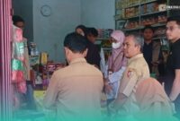 Tim Satgas Saber Pangan gabungan, saat inspeksi mendadak (sidak) ke sejumlah pasar tradisional hingga ritel modern di Kabupaten Jember. (Foto: Istimewa). 