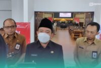 Bupati Kabupaten Jember, Muhammad Fawait (tengah). (Foto: Fadli/Frensia). 