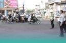 Petugas gabungan saat berjaga di lokasi uji coba rekayasa lalu lintas di Jalan Samanhudi, kawasan depan Pasar Tanjung Jember. (Foto: Istimewa). 