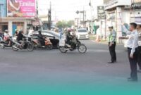Petugas gabungan saat berjaga di lokasi uji coba rekayasa lalu lintas di Jalan Samanhudi, kawasan depan Pasar Tanjung Jember. (Foto: Istimewa). 
