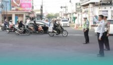 Petugas gabungan saat berjaga di lokasi uji coba rekayasa lalu lintas di Jalan Samanhudi, kawasan depan Pasar Tanjung Jember. (Foto: Istimewa). 