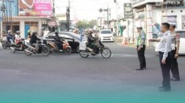 Petugas gabungan saat berjaga di lokasi uji coba rekayasa lalu lintas di Jalan Samanhudi, kawasan depan Pasar Tanjung Jember. (Foto: Istimewa). 