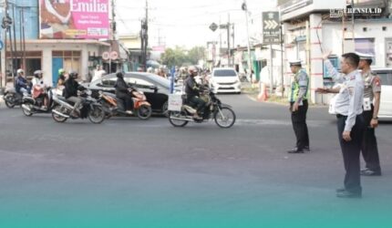 Petugas gabungan saat berjaga di lokasi uji coba rekayasa lalu lintas di Jalan Samanhudi, kawasan depan Pasar Tanjung Jember. (Foto: Istimewa).