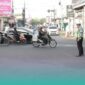 Petugas gabungan saat berjaga di lokasi uji coba rekayasa lalu lintas di Jalan Samanhudi, kawasan depan Pasar Tanjung Jember. (Foto: Istimewa). 